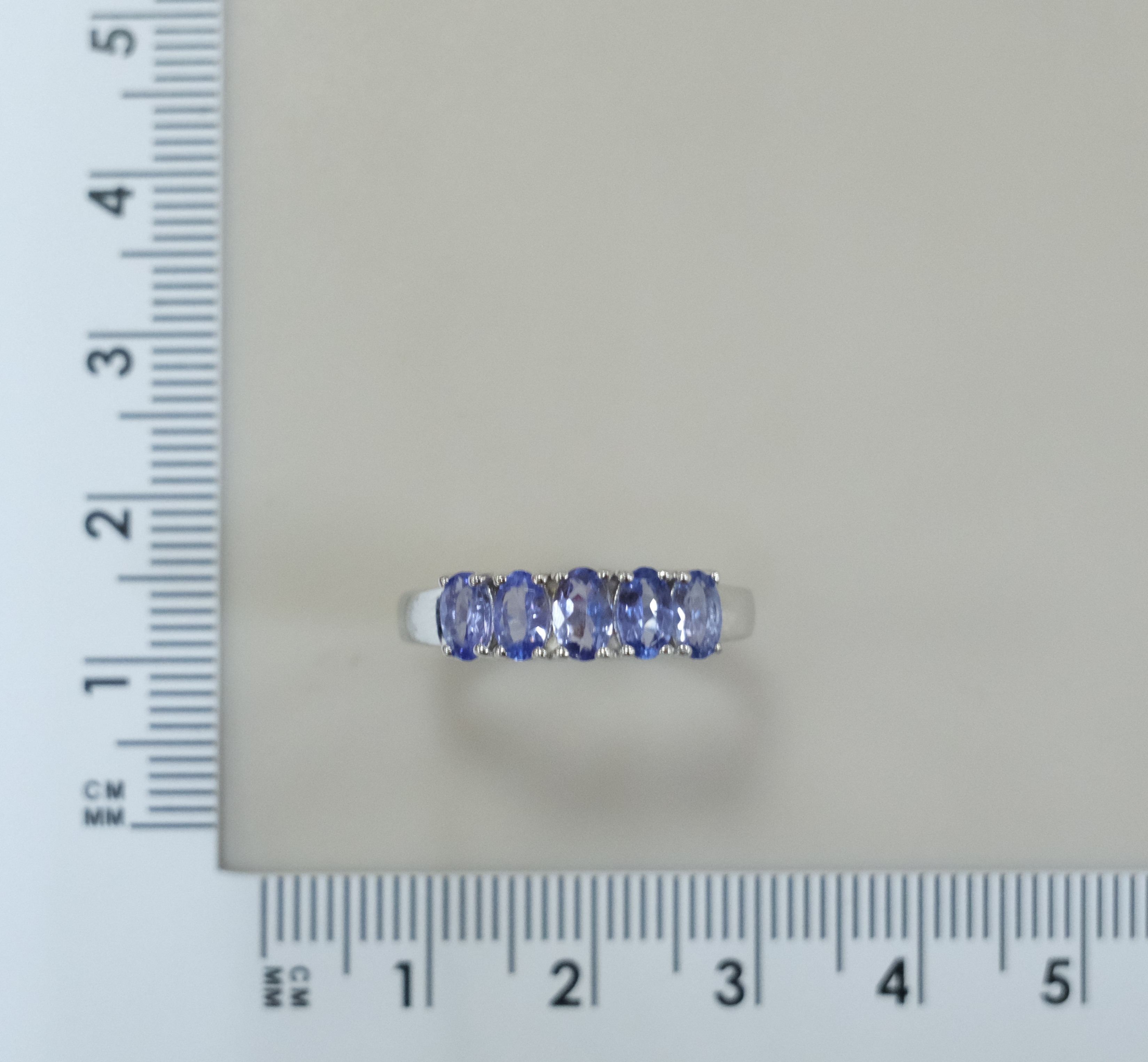 Серебряное кольцо с танзанитами